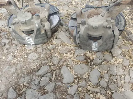Передние тормозные суппорта рэно дастер об 2, 0 за 15 000 тг. в Актобе