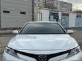 Toyota Camry 2019 года за 13 850 000 тг. в Актобе – фото 2