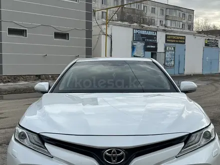 Toyota Camry 2019 года за 13 850 000 тг. в Актобе – фото 2