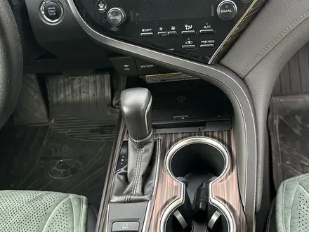 Toyota Camry 2019 года за 13 850 000 тг. в Актобе – фото 18