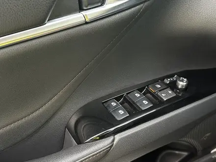 Toyota Camry 2019 года за 13 850 000 тг. в Актобе – фото 21