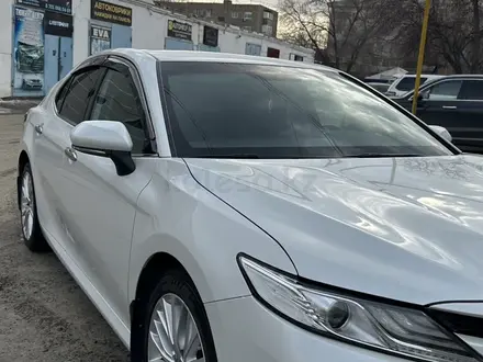 Toyota Camry 2019 года за 13 850 000 тг. в Актобе – фото 4