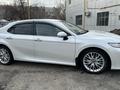 Toyota Camry 2019 года за 13 850 000 тг. в Актобе – фото 3