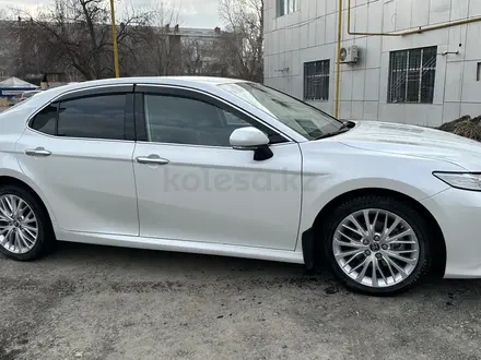Toyota Camry 2019 года за 13 850 000 тг. в Актобе – фото 3