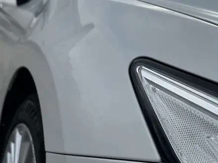 Toyota Camry 2019 года за 13 850 000 тг. в Актобе – фото 5