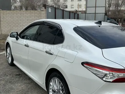 Toyota Camry 2019 года за 13 850 000 тг. в Актобе – фото 6