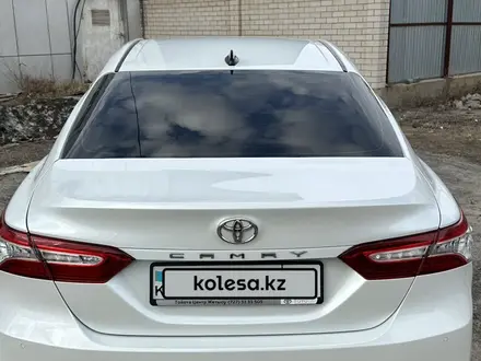 Toyota Camry 2019 года за 13 850 000 тг. в Актобе – фото 7