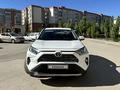 Toyota RAV4 2021 года за 16 500 000 тг. в Актобе