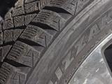 Диски оригинал с зимней резиной Bridgestone за 295 000 тг. в Байконыр – фото 4