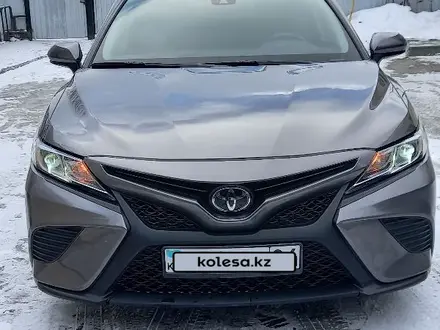 Toyota Camry 2019 года за 11 600 000 тг. в Актобе – фото 3