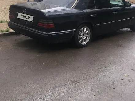 Mercedes-Benz E 220 1993 года за 1 700 000 тг. в Павлодар – фото 4