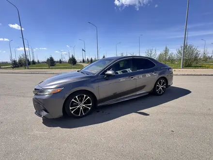 Toyota Camry 2018 года за 11 100 000 тг. в Семей – фото 2