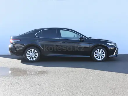 Toyota Camry 2023 года за 14 600 000 тг. в Атырау – фото 4