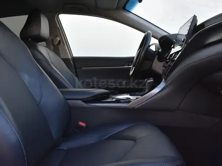 Toyota Camry 2023 года за 14 600 000 тг. в Атырау – фото 14