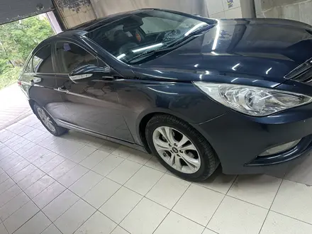 Hyundai Sonata 2011 года за 3 500 000 тг. в Уральск – фото 2