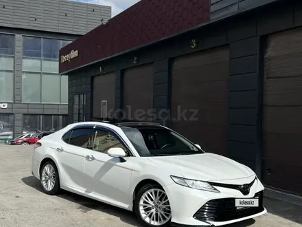 Toyota Camry 2018 года за 15 400 000 тг. в Шымкент