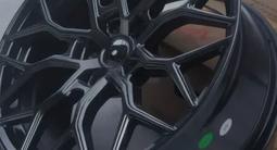Комплект шин Bridgestone и дисков 235/45/18 за 275 000 тг. в Астана