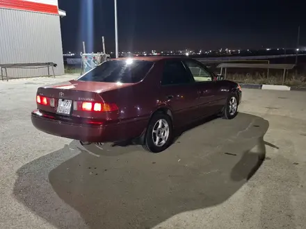 Toyota Camry 2000 года за 2 800 000 тг. в Актобе – фото 2