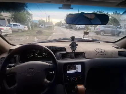 Toyota Camry 2000 года за 2 800 000 тг. в Актобе – фото 4