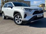 Toyota RAV4 2021 года за 14 900 000 тг. в Караганда