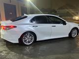 Toyota Camry 2018 годаүшін11 500 000 тг. в Семей – фото 3