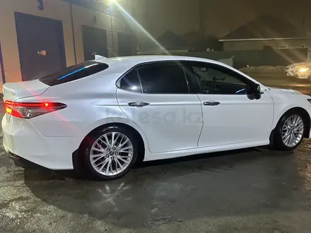 Toyota Camry 2018 года за 11 500 000 тг. в Семей – фото 3