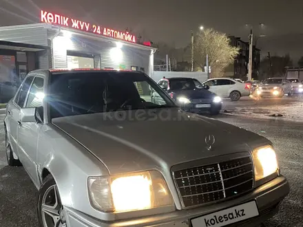 Mercedes-Benz E 320 1994 года за 2 650 000 тг. в Астана – фото 2