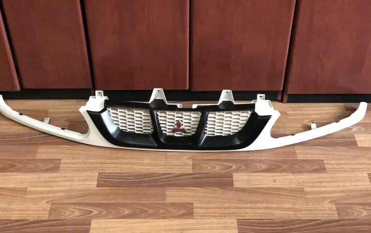 Решетка радиатора РЕСТАЙЛИНГ ДЕЛИКА БУЛКА за 35 000 тг. в Алматы