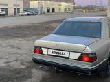 Mercedes-Benz E 200 1993 года за 1 000 000 тг. в Жезказган – фото 2