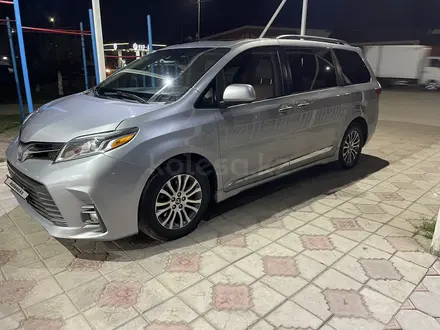 Toyota Sienna 2018 года за 14 700 000 тг. в Мерке – фото 2