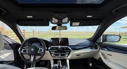 BMW 550 2022 года за 41 000 000 тг. в Уральск – фото 2