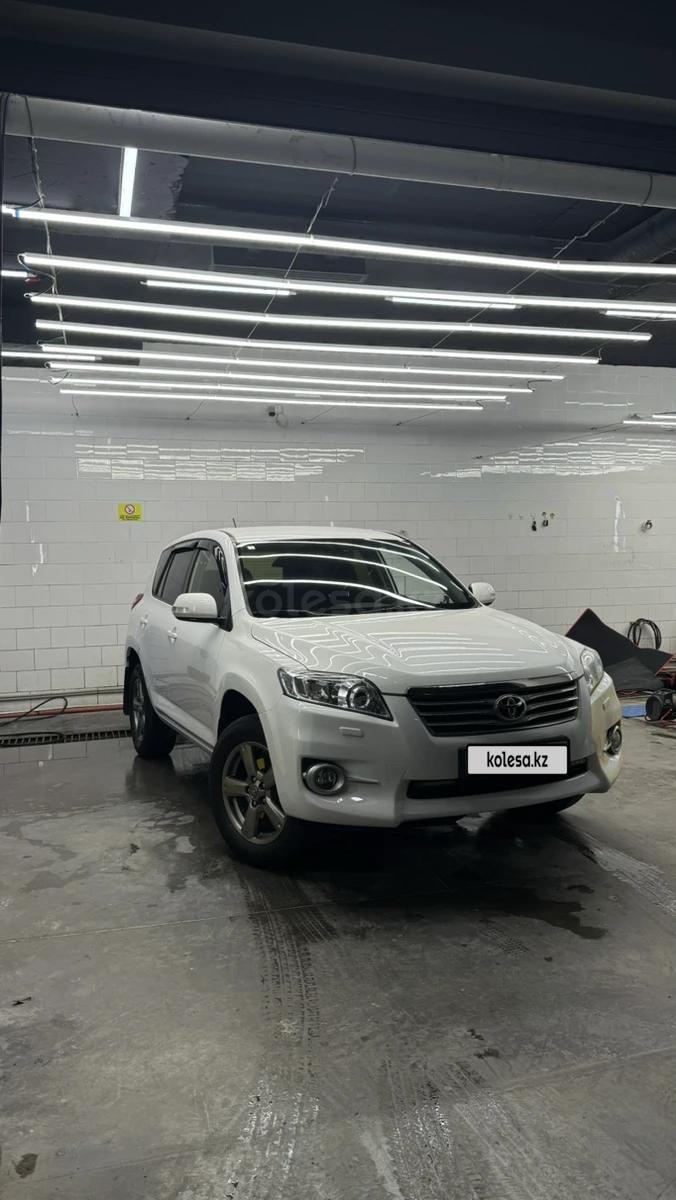 Toyota RAV4 2011 г.