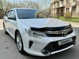 Toyota Camry 2015 года за 11 800 000 тг. в Алматы – фото 2