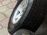 Диски оригинальные с зимней резиной за 240 000 тг. в Алматы – фото 3