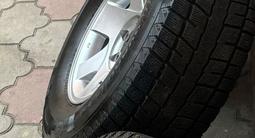 Диски оригинальные с зимней резиной за 240 000 тг. в Алматы – фото 3