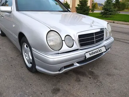 Mercedes-Benz E 320 1998 года за 3 400 000 тг. в Тараз – фото 27