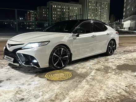 Toyota Camry 2019 года за 14 500 000 тг. в Астана – фото 2