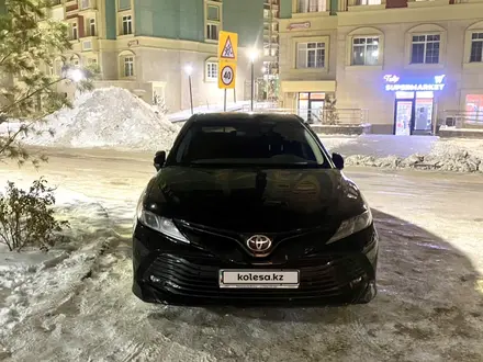 Toyota Camry 2018 года за 10 500 000 тг. в Астана – фото 2