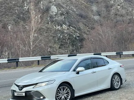 Toyota Camry 2019 года за 15 200 000 тг. в Алматы – фото 2