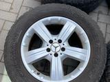 Оригинальные диски R18 на Мерседес GL с летней резиной 265/60/18 за 340 000 тг. в Алматы – фото 2