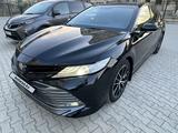 Toyota Camry 2020 года за 15 500 000 тг. в Актау – фото 2