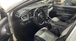 Toyota Camry 2018 года за 14 500 000 тг. в Семей – фото 3