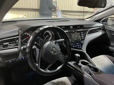 Toyota Camry 2018 года за 14 500 000 тг. в Семей – фото 4