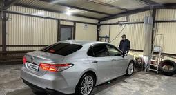 Toyota Camry 2018 года за 14 500 000 тг. в Семей – фото 2