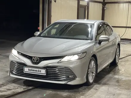Toyota Camry 2018 года за 14 500 000 тг. в Семей