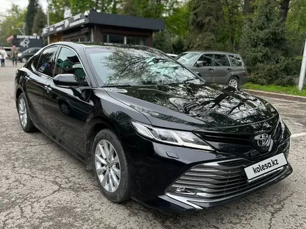 Toyota Camry 2019 года за 15 000 000 тг. в Алматы – фото 2