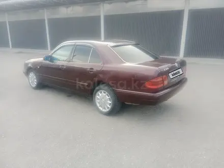 Mercedes-Benz E 230 1996 года за 2 200 000 тг. в Алматы – фото 4