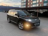 Toyota Highlander 2012 года за 11 600 000 тг. в Актобе – фото 2