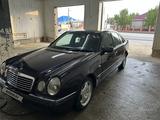 Mercedes-Benz E 320 1998 года за 2 500 000 тг. в Актобе – фото 2