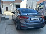 Hyundai Solaris 2017 года за 4 200 000 тг. в Атырау – фото 3